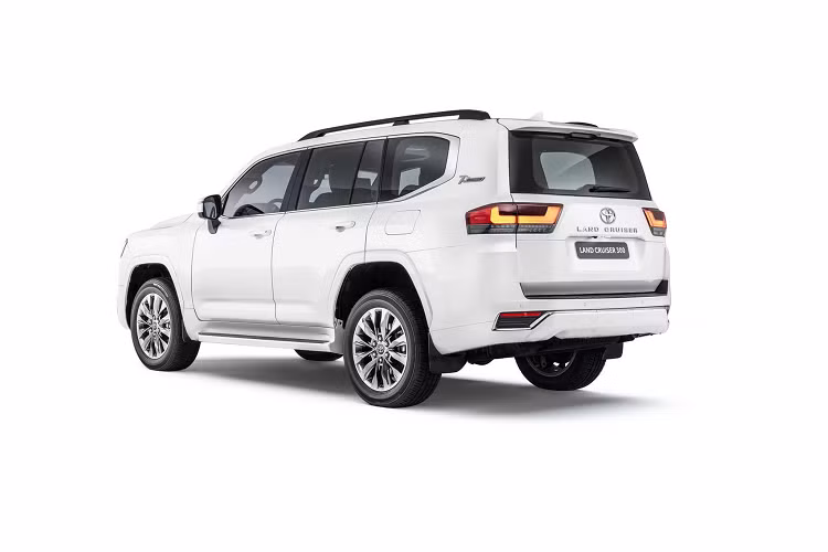 Để tăng thêm lựa chọn cho khách hàng, Toyota Land Cruiser 2022 mới còn có thêm phiên bản GR được phát triển bởi TOYOTA GAZOO Racing. Xe sở hữu ngoại thất mang nhiều điểm được sơn màu đen NHẰM định hình phong cách thể thao, mạnh mẽ. Đây là phiên bản tập trung vào Trang trí, không có khác biệt gì về Động cơ và hệ Truyền động.