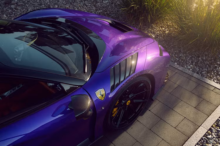 Hốc sau của xe cũng được mở rộng với vè ốp phẳng cỡ lớn kéo dài từ líp hông lên, bao trọn lấy hốc gió thân xe nguyên bản của chiếc F8 Tributo. Cản sau của bản độ về cơ bản vẫn được giữ nguyên với các điểm sáng về thiết kế của Ferrari, tuy nhiên thương hiệu cũng đã làm lại với những đường nét có phần góc cạnh hơn.