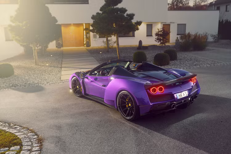 Mẫu xe sở hữu gói độ thân rộng với thiết kế độc đáo với chi tiết ấn tượng được Novitec hợp tác với nhà thiết kế người Đức Vittorio Strosek, từ đó tạo ra mẫu xe vừa có yếu tố thẩm mỹ ấn tượng và có tính khí động học cao. Ferrari F8 Spider N-Largo của Novitec thử nghiệm trong đường hầm gió để đảm bảo các chi tiết được tinh chỉnh một cách hiệu quả nhất.