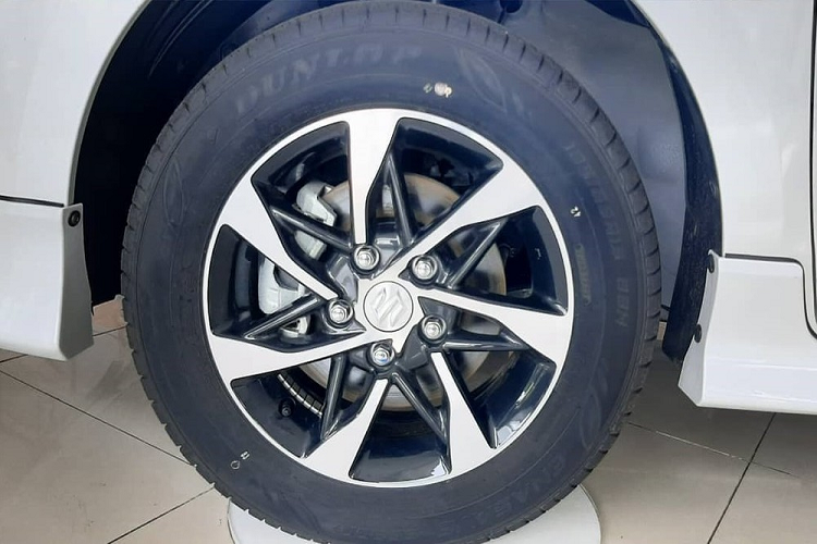 Dự kiến, mẫu xe MPV Suzuki Ertiga Sport 2021 sẽ chính thức trình làng trong triển lãm Ô tô Quốc tế Gaikindo Indonesia (GIIAS) khai mạc vào ngày 10/11 tới đây. Tuy nhiên, trước thời điểm đó, mẫu MPV giới hạn số lượng này đã xuất hiện tại đại lý ở Indonesia.