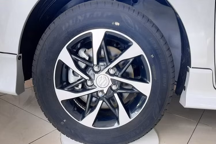 Dự kiến, mẫu xe MPV Suzuki Ertiga Sport 2021 sẽ chính thức trình làng trong triển lãm Ô tô Quốc tế Gaikindo Indonesia (GIIAS) khai mạc vào ngày 10/11 tới đây. Tuy nhiên, trước thời điểm đó, mẫu MPV giới hạn số lượng này đã xuất hiện tại đại lý ở Indonesia.