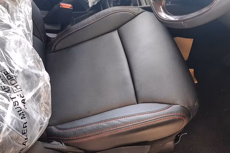 Chưa hết, Suzuki Ertiga Sport 2021 còn được trang bị bộ vành hợp kim phối 2 màu theo phong cách thể thao. Trong khi đó, trên cửa có thêm đề-can màu đen như dấu hiệu nhận biết cho phiên bản đặc biệt. Đó là chưa kể đến logo "Suzuki Sport" xuất hiện khắp nơi như trên cản trước, cản sau, cánh gió mui, cánh lướt gió bên sườn và cửa cốp.