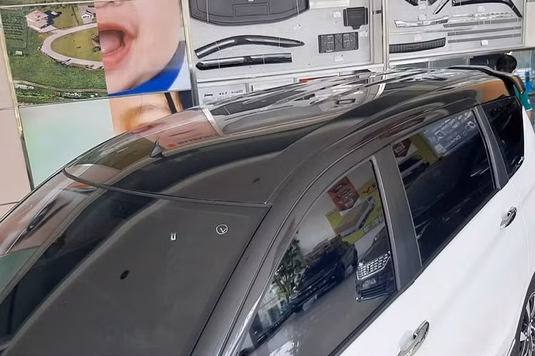 Qua những hình ảnh chụp tại đại lý, có thể thấy Suzuki Ertiga Sport 2021 được bổ sung một số phụ kiện ngoại thất theo phong cách thể thao hơn. Cụ thể, mẫu xe này có thêm những chi tiết ngoại thất màu đen như ốp gương ngoại thất, cánh gió mui và nóc. Bên cạnh đó là những điểm nhấn màu đỏ ở cánh lướt gió trước, cánh lướt gió bên sườn, ốp gương ngoại thất và bộ khuếch tán gió đằng sau.