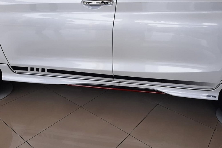 Trong khi đó, Suzuki Ertiga bản thường có những trang bị an toàn như 2 túi khí, hệ thống chống bó cứng phanh ABS, hỗ trợ lực phanh khẩn cấp, hỗ trợ khởi hành ngang dốc, hệ thống cân bằng điện tử, cảnh báo tốc độ cao, camera lùi và cảm biến đỗ xe phía sau.