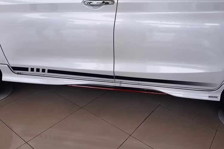 Trong khi đó, Suzuki Ertiga bản thường có những trang bị an toàn như 2 túi khí, hệ thống chống bó cứng phanh ABS, hỗ trợ lực phanh khẩn cấp, hỗ trợ khởi hành ngang dốc, hệ thống cân bằng điện tử, cảnh báo tốc độ cao, camera lùi và cảm biến đỗ xe phía sau.