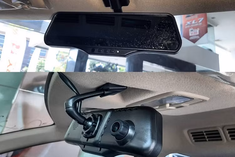 Bước vào bên trong Suzuki Ertiga Sport 2021, người dùng sẽ thấy không gian nội thất được phủ tông màu đen chủ đạo. Ghế của xe được bọc da với chỉ khâu màu đỏ tương phản. Thêm vào đó là gương chiếu hậu kỹ thuật số, tích hợp camera hành trình mới.