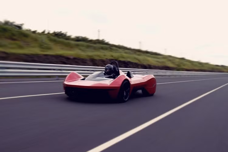 Công ty Ấn Độ tin rằng bằng công nghệ DiCo, siêu xe của mình sẽ nhẹ hơn, an toàn hơn, nhanh hơn, tiết kiệm chi phí hơn, và thậm chí làm tăng phạm vi di chuyển của bộ pin. Nhờ không cần sử dụng hệ thống làm mát phức tạp bằng chất lỏng kết hợp thân xe được làm hoàn toàn bằng sợi carbon, Vazirani đã có thể giữ cho trọng lượng của Ekonk ở mức nhẹ chỉ 738 kg.