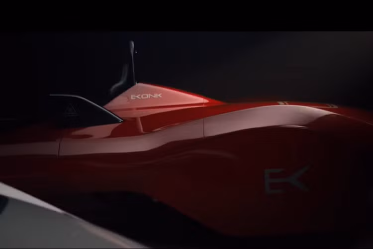 Hơn nữa, Ekonk của Ấn Độ cũng được mô tả là “xe điện nhẹ nhất thế giới”, và là mẫu xe nhanh nhất mà Ấn Độ từng sản xuất. Ngoài ra, dù không cung cấp con số cụ thể, nhưng Vazirani còn tự hào tuyên bố siêu xe này có một trong những hệ số lực cản thấp nhất trong phân khúc tương đương.