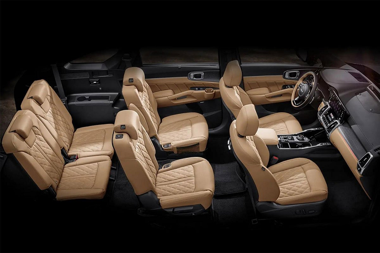 Trong khi đó, tại Việt Nam, Kia Sorento 2021 được ra mắt từ tháng 9 năm ngoái. Cú "nhảy cóc" từ thế hệ thứ 2 lên thứ 4 đã giúp Kia Sorento có màn thay đổi toàn diện tại Việt Nam. Điển hình là trong tháng 5/2021, mẫu xe này xếp thứ 2 trong phân khúc vi doanh số đạt 2.891 xe, chỉ sau Hyundai Santa Fe.