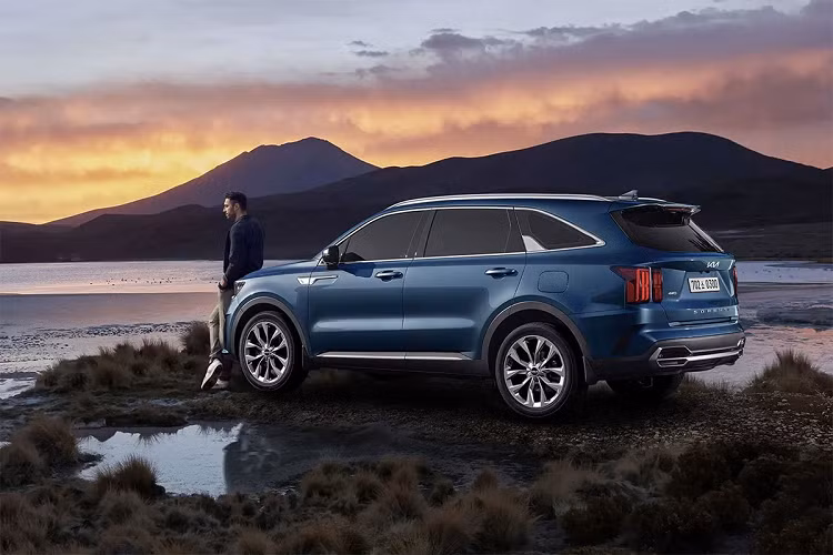 Điểm thay đổi dễ nhận thấy nhất trên bản nâng cấp Kia Sorento 2022 mới chính là logo thương hiệu mới và mâm xe họa tiết mới. Xe vẫn giữ phom dáng vuông vức, các đường nét góc cạnh và hầm hố nhờ xây dựng dựa trên ý tưởng thiết kế "refined boldness", tương tự các mẫu SUV khác như Stonic, Kia Seltos, Sportage và Telluride. 