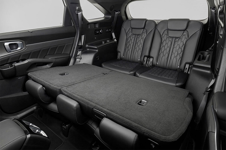 Sau khi Kia Sorento 2022 ra mắt với 3 phiên bản kể trên, hãng xe Hàn Quốc cũng sẽ bổ sung thêm một bản động cơ hybrid vào giữa tháng 7. Có thể thấy rõ, Kia Sorento 2022 đã được tăng thêm tính cạnh tranh nhờ bổ sung trang bị, tiện nghi và an toàn so với đời xe trước.