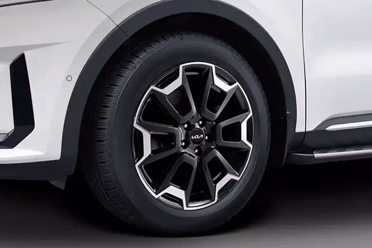 Trong khi đó, phiên bản Signature được trang bị tiêu chuẩn hệ thống kiểm soát hành trình thích ứng thông minh hơn, dựa trên định vị vệ tinh để nhận biết đường cao tốc, đường cong hoặc đường đô thị,…để đưa ra phán đoán, kèm tính năng hỗ trợ lái xe trên đường cao tốc. Đây là những tính năng hiếm thấy trên các mẫu xe cùng phân khúc, thậm chí là xe sang.