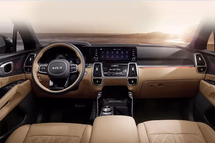 Đối với Gravity - phiên bản cao cấp nhất của Kia Sorento 2022 sẽ có ngoại hình khác biệt với màu sơn đen, mâm xe hợp kim 20 inch và ghế bọc da cao cấp được thiết kế riêng. Xe có tùy chọn động cơ xăng và dầu, trong khi đời Kia Sorento 2021 chỉ có duy nhất động cơ xăng trên bản này. 