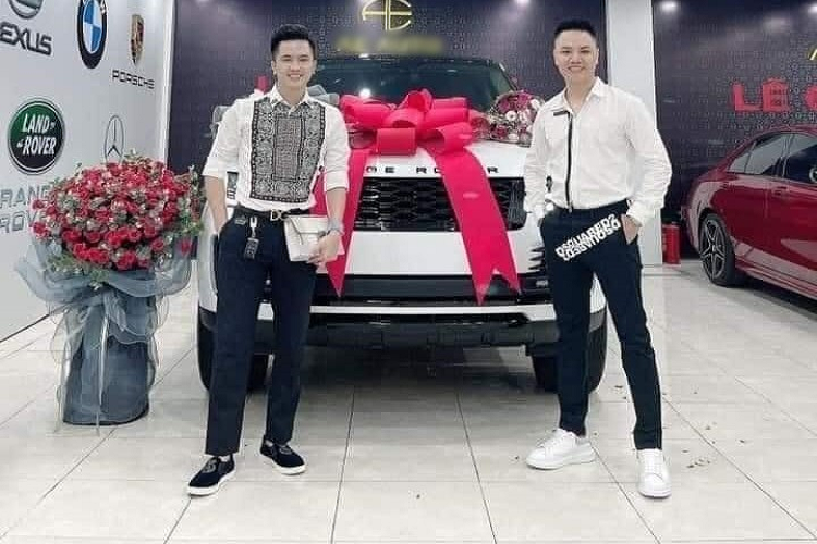 Những hình ảnh được công an chia sẻ cho thấy, dàn xe này bao gồm những mẫu xe của Mercedes-Benz như S450, C200, C300, E400 mui trần..., những đối tượng trong đường dây đánh bạc có quy mô hơn 30.000 tỷ đồng do Hà "Miên" cầm đầu còn sở hữu Range Rover hay Porsche Panamera. Chiếc xe Porsche Panamera bị cơ quan chức năng thu giữ trong chuyên án bắt giữ Hà "Miên" cùng 12 đồng phạm