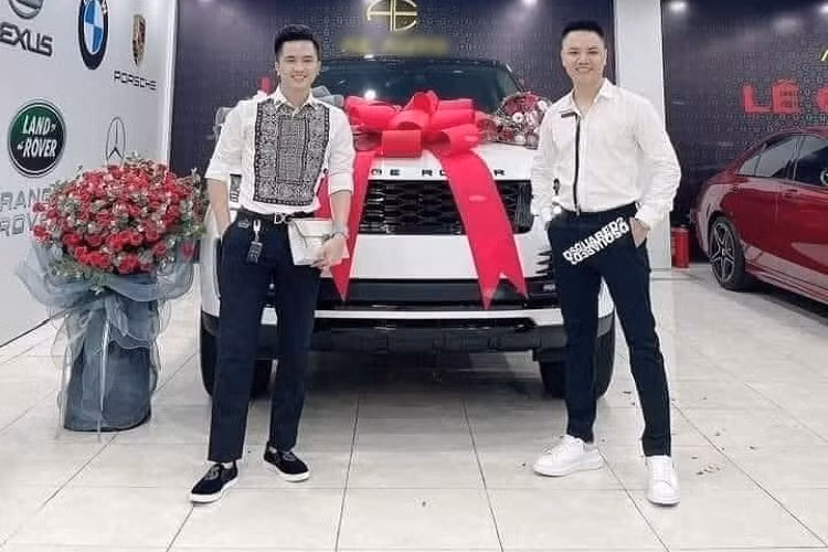 Những hình ảnh được công an chia sẻ cho thấy, dàn xe này bao gồm những mẫu xe của Mercedes-Benz như S450, C200, C300, E400 mui trần..., những đối tượng trong đường dây đánh bạc có quy mô hơn 30.000 tỷ đồng do Hà "Miên" cầm đầu còn sở hữu Range Rover hay Porsche Panamera. Chiếc xe Porsche Panamera bị cơ quan chức năng thu giữ trong chuyên án bắt giữ Hà "Miên" cùng 12 đồng phạm