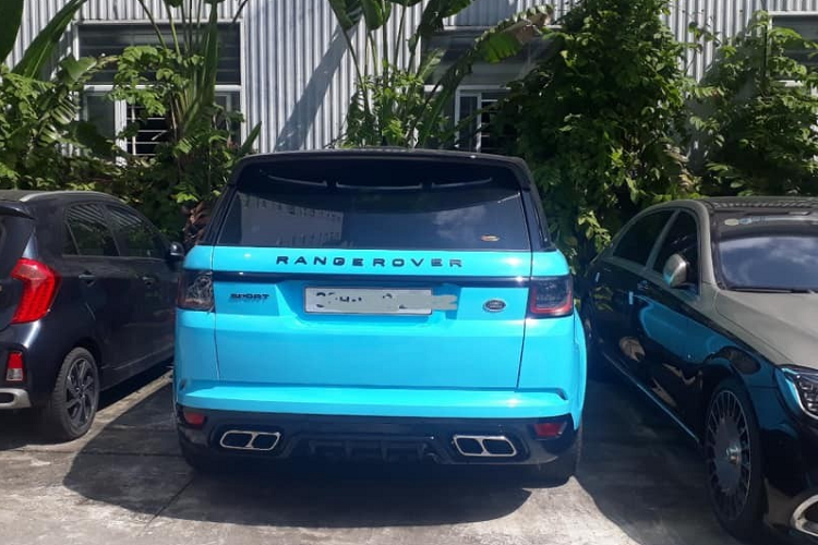 Dòng xe SUV hạng sang Range Rover cũng được Hà "Miên" cùng các đối tượng trong đường dây đánh bạc khủng của mình mua đến 2 chiếc, ngoài xe Range Rover Sport độ body kit của bản SVR và dán ngoại thất màu xanh ngọc ra, còn có một chiếc xe Range Rover Autobiography đời mới có giá hơn 10 tỷ đồng.