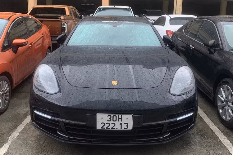 Ấn tượng nhất trong dàn xe này có thể kể đến mẫu xe sang Porsche Panamera mang biển số 30H-222.13, giới luận biển cho rằng con số này vừa đẹp nhưng cũng mang ý nghĩa cực xấu. Trong đó, tam hoa 2 mang đến sự may mắn cho chủ xe nhưng chốt là con số 13 lại không hợp phong thủy với người châu Á, mang ý nghĩa xui xẻo.