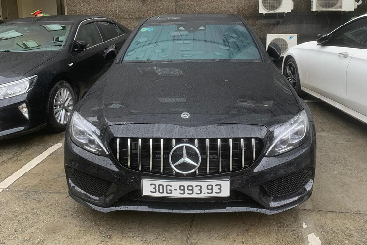 "Trái tim" chiếc xe sang Mercedes-Benz S450 là khối động cơ xăng V6, dung tích 3.0 lít, sản sinh công suất tối đa 270 mã lực cùng mô-men xoắn cực đại 500 Nm tại dải tua máy. Động cơ này kết hợp với hộp số tự động 9 cấp 9G-Tronic và hệ dẫn động cầu sau. nhờ đó, Mercedes-Benz S450L có thể tăng tốc từ vị trí xuất phát lên 100 km/h trong 5,4 giây trước khi đạt vận tốc tối đa 250 km/h.