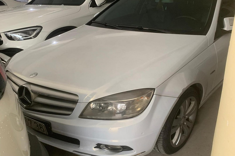 Tại Việt Nam, Porsche Panamera có giá chính hãng từ 5,31 tỷ đồng cho đến 11,8 tỷ đồng. Ở bản tiêu chuẩn, Porsche Panamera được trang bị động cơ V6, tăng áp kép, dung tích 3.0 lít, sản sinh công suất tối đa 330 mã lực và mô-men xoắn cực đại lên tới 450 Nm. Mẫu xe này có khả năng tăng tốc từ vị trí xuất phát lên 100 km/h chỉ trong thời gian 5,7 giây trước khi đạt tốc độ tối đa 264 km/h.