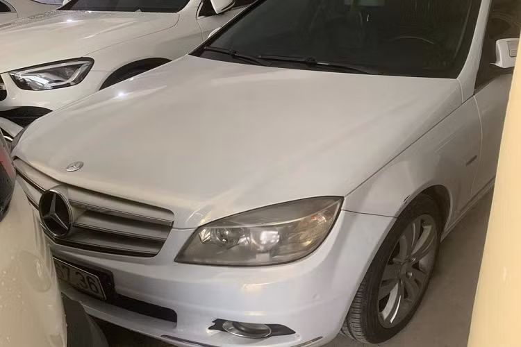 Tại Việt Nam, Porsche Panamera có giá chính hãng từ 5,31 tỷ đồng cho đến 11,8 tỷ đồng. Ở bản tiêu chuẩn, Porsche Panamera được trang bị động cơ V6, tăng áp kép, dung tích 3.0 lít, sản sinh công suất tối đa 330 mã lực và mô-men xoắn cực đại lên tới 450 Nm. Mẫu xe này có khả năng tăng tốc từ vị trí xuất phát lên 100 km/h chỉ trong thời gian 5,7 giây trước khi đạt tốc độ tối đa 264 km/h.