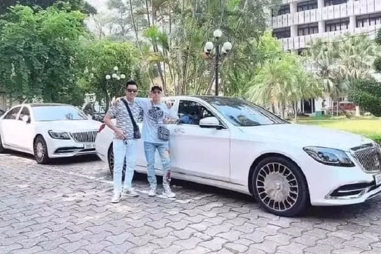 Có thể thấy, những đối tượng đã sử dụng tiền bẩn kiếm được từ tổ chức đánh bạc trên mạng để mua cho mình nhiều món đồ xa xỉ và cả xe ôtô đắt tiền. Trong số này, dàn xe sang cực khủng của "ông trùm" đường dây đánh bạc mới bị công an bắt sử dụng toàn các mẫu xe đắt tiền của các thương hiệu nổi tiếng như Porsche, Range Rover, Mercedes-Benz và có cả 1 chiếc xe VinFast LUX A2.0.