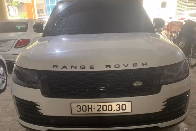 Ngoài 2 chiếc xe Mercedes-Benz S450 của Hà Miên cùng 12 đối tượng còn lại di chuyển trên nhiều chiếc xe của thương hiệu Mercedes-Benz từ C200, C300, E300, E400 mui trần đến Mercedes-Benz GLC có giá từ 1,6 đến 3 tỷ đồng.