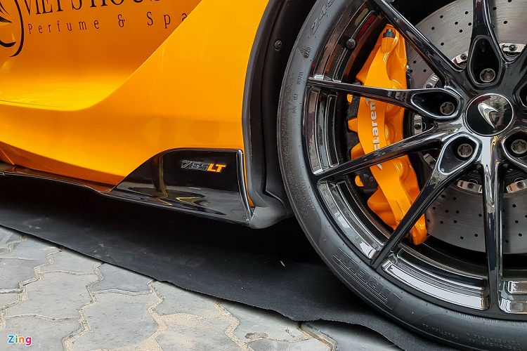 Tương tự những mẫu xe khác của McLaren, tên dòng xe sẽ được đặt ở phía sau bánh trước. McLaren trang bị bộ mâm hợp kim siêu nhẹ 10 chấu kích thước 19 inch ở phía trước và 20 inch ở phía sau, với logo được khắc laser cùng bộ lốp Pirelli P Zero Trofeo R tiêu chuẩn.