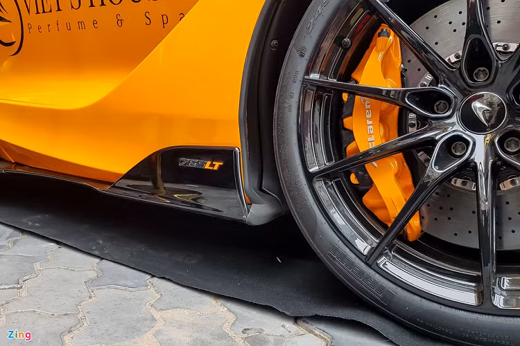 Tương tự những mẫu xe khác của McLaren, tên dòng xe sẽ được đặt ở phía sau bánh trước. McLaren trang bị bộ mâm hợp kim siêu nhẹ 10 chấu kích thước 19 inch ở phía trước và 20 inch ở phía sau, với logo được khắc laser cùng bộ lốp Pirelli P Zero Trofeo R tiêu chuẩn.