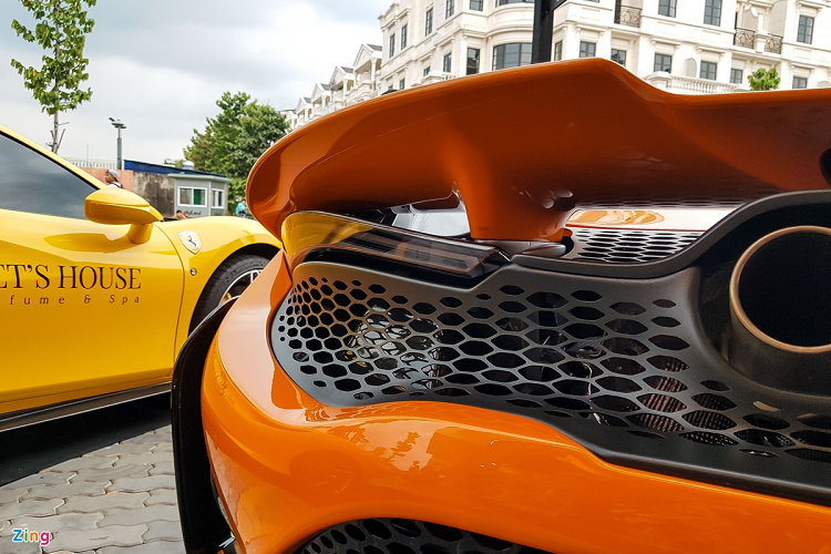 Bên cạnh đó, khả năng làm mát của 765LT còn được cải thiện bởi toàn bộ phần che khoang động cơ là dạng tổ ong, đồng thời tạo nên vẻ ngoài vô cùng táo bạo cho chiếc xe. 