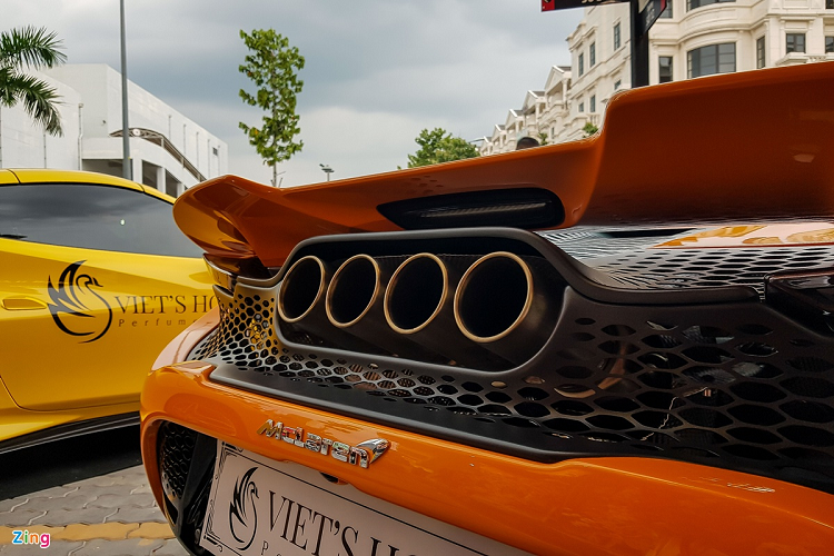 Một điểm dễ dàng phân biệt giữa 2 phiên bản là 765LT sở hữu hệ thống ống xả 4 ống bằng hợp kim titanium. Việc sử dụng kim loại quý này giúp ống xả giảm 3,8 kg so với hợp kim thông thường.