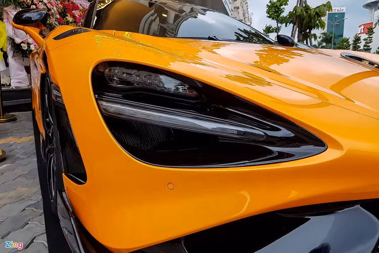 Cụm đèn pha của xe sử dụng công nghệ LED với thiết kế khí động học đặc trưng. Luồng gió thổi trực tiếp vào xe khi di chuyển sẽ làm mát các bộ intercooler được đặt ẩn bên trong. 