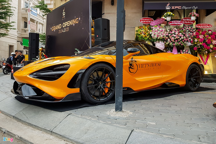 LT là viết tắt của "Longtail" - "đuôi dài", một thuật ngữ riêng của McLaren dùng để chỉ những mẫu xe được nâng cấp từ các phiên bản tiêu chuẩn. 765LT có chiều dài tổng thể lên đến 4.600 mm, hơn phiên bản 720S khoảng 56 mm.