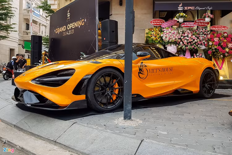 LT là viết tắt của "Longtail" - "đuôi dài", một thuật ngữ riêng của McLaren dùng để chỉ những mẫu xe được nâng cấp từ các phiên bản tiêu chuẩn. 765LT có chiều dài tổng thể lên đến 4.600 mm, hơn phiên bản 720S khoảng 56 mm.