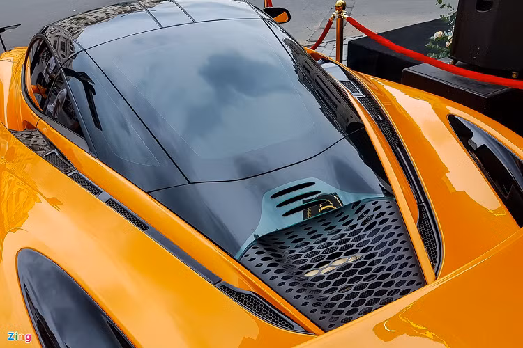 McLaren 765LT được trang bị khối động cơ V8 twin-turbo dung tích 4.0L với mã nội bộ M840T, tương tự với 720S. Tuy nhiên, công suất tối đa được nâng từ 720 mã lực lên 765 mã lực tại vòng tua 7.500 vòng/phút và mô-men xoắn cực đại 800 Nm tại vòng tua 5.500 vòng/phút.