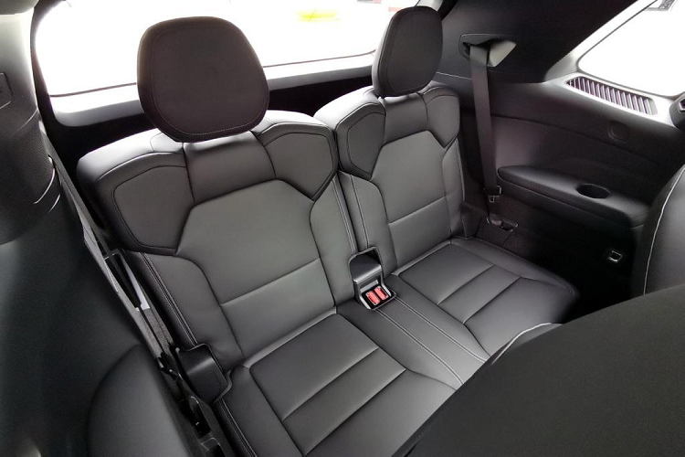 Bên sườn, tân binh của thương hiệu Lynk &amp; Co được trang bị khe gió sau chắn bùn trước và các cột sơn màu đen. Các đường dập gân trên sườn xe khá đơn giản và tròn trịa trong khi đường vai xe không quá sắc sảo. Để tạo sự liền lạc cho thiết kế sườn xe, hãng Lynk &amp; Co đã dùng tay nắm cửa có thể bật lên, thụt xuống trên mẫu SUV này.