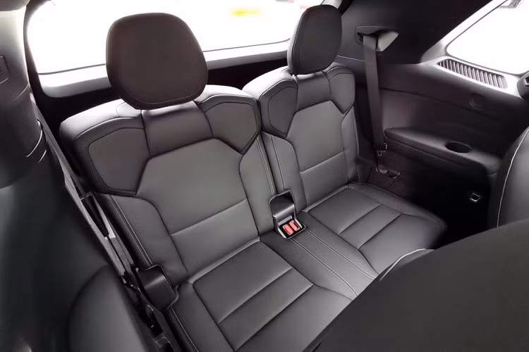 Bên sườn, tân binh của thương hiệu Lynk &amp; Co được trang bị khe gió sau chắn bùn trước và các cột sơn màu đen. Các đường dập gân trên sườn xe khá đơn giản và tròn trịa trong khi đường vai xe không quá sắc sảo. Để tạo sự liền lạc cho thiết kế sườn xe, hãng Lynk &amp; Co đã dùng tay nắm cửa có thể bật lên, thụt xuống trên mẫu SUV này.