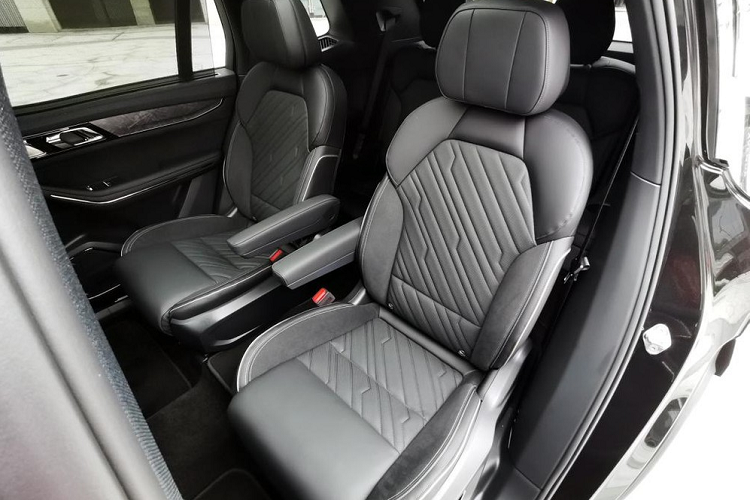 Bên trên đèn pha là đèn LED định vị ban ngày với tạo hình 2 dải LED đặc trưng. Ngoài ra, trên đầu xe của Lynk &amp; Co 09 còn có khe gió hai bên góc cản trước với những nan nhỏ nằm dọc theo phong cách của lưới tản nhiệt. Ở bản cao cấp, ở khe gió còn có 2 dải đèn sương mù nằm ngang. Trong khi đó, hốc gió trung tâm của xe được thiết kế hình thang, mở rộng sang hai bên.