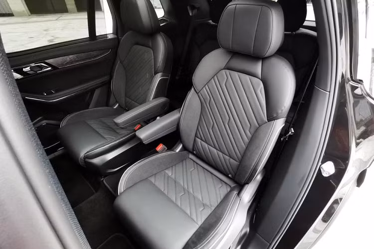 Bên trên đèn pha là đèn LED định vị ban ngày với tạo hình 2 dải LED đặc trưng. Ngoài ra, trên đầu xe của Lynk &amp; Co 09 còn có khe gió hai bên góc cản trước với những nan nhỏ nằm dọc theo phong cách của lưới tản nhiệt. Ở bản cao cấp, ở khe gió còn có 2 dải đèn sương mù nằm ngang. Trong khi đó, hốc gió trung tâm của xe được thiết kế hình thang, mở rộng sang hai bên.