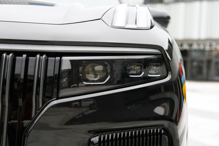 Đằng sau Lynk &amp; Co 09 xuất hiện kính cửa sau cỡ lớn, nằm bên dưới cánh gió mui. Bên dưới kính cửa sau là cụm đèn hậu nằm ngang với thiết kế ăn sâu sang hai bên chắn bùn sau và vào bên trong cửa cốp. Tạo hình nằm dọc bên trong đèn hậu gợi liên tưởng đến lưới tản nhiệt ở đầu xe. Nằm giữa 2 đèn hậu là tem chữ nổi "Lynk &amp; Co".