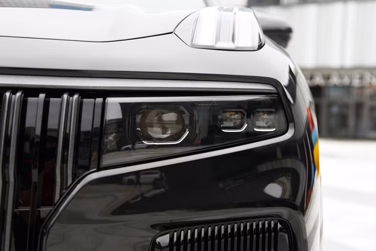 Đằng sau Lynk &amp; Co 09 xuất hiện kính cửa sau cỡ lớn, nằm bên dưới cánh gió mui. Bên dưới kính cửa sau là cụm đèn hậu nằm ngang với thiết kế ăn sâu sang hai bên chắn bùn sau và vào bên trong cửa cốp. Tạo hình nằm dọc bên trong đèn hậu gợi liên tưởng đến lưới tản nhiệt ở đầu xe. Nằm giữa 2 đèn hậu là tem chữ nổi "Lynk &amp; Co".