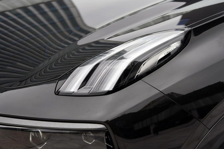 Phía dưới còn có đèn phản quang với thiết kế thanh mảnh và 4 ống xả, mang đến không khí thể thao cho mẫu SUV Trung Quốc này. Với kích thước lớn, Lynk &amp; Co 09 mang đến không gian nội thất rộng rãi và tiện nghi cho người dùng. Bên trong xe là nội thất 6 chỗ với cấu hình ghế 2+2+2. Hàng ghế thứ hai được tách riêng với nhau, tạo lối đi xuống hàng ghế cuối, và đi kèm bệ tì tay riêng cho từng hành khách.