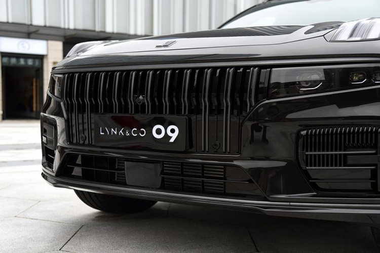 Không chỉ có kích thước đồ sộ, Lynk &amp; Co 09 2021 mới còn sở hữu thiết kế ngoại thất khá ấn tượng. Được áp dụng ngôn ngữ thiết kế chung của thương hiệu Lynk &amp; Co, mẫu ô tô Trung Quốc này có lưới tản nhiệt khá lớn trên đầu xe với những nan nằm dọc. Những nan này được sơn màu đen ở bản cấp thấp...