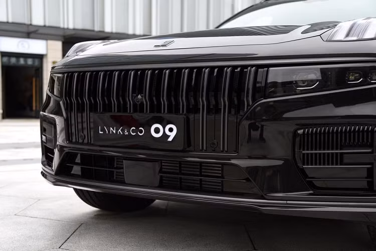 Không chỉ có kích thước đồ sộ, Lynk &amp; Co 09 2021 mới còn sở hữu thiết kế ngoại thất khá ấn tượng. Được áp dụng ngôn ngữ thiết kế chung của thương hiệu Lynk &amp; Co, mẫu ô tô Trung Quốc này có lưới tản nhiệt khá lớn trên đầu xe với những nan nằm dọc. Những nan này được sơn màu đen ở bản cấp thấp...