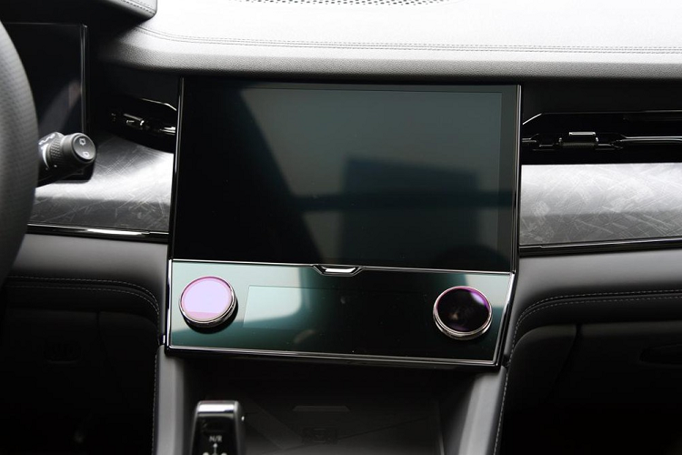 Ngoài ra, hàng ghế thứ hai còn có cửa gió điều hòa và tính năng sưởi. Riêng hàng ghế cuối có thể gập phẳng xuống sàn và điều khiển bằng nút bấm trong khoang hành lý. Rộng rãi thôi chưa đủ, nội thất của Lynk &amp; Co 09 còn toát lên vẻ công nghệ cao nhờ 6 màn hình khác nhau, bao gồm màn hình LCD 12,3 inch trong bảng đồng hồ kỹ thuật số...màn hình thông tin giải trí 12 inch, đi kèm màn hình 6 inch và 2 màn hình 1,4 inch trên núm xoay ngay bên dưới cũng như màn hình màu hiển thị thông tin kính lái HUD 12,8 inch.