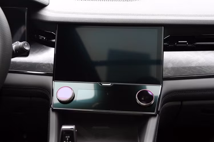 Ngoài ra, hàng ghế thứ hai còn có cửa gió điều hòa và tính năng sưởi. Riêng hàng ghế cuối có thể gập phẳng xuống sàn và điều khiển bằng nút bấm trong khoang hành lý. Rộng rãi thôi chưa đủ, nội thất của Lynk &amp; Co 09 còn toát lên vẻ công nghệ cao nhờ 6 màn hình khác nhau, bao gồm màn hình LCD 12,3 inch trong bảng đồng hồ kỹ thuật số...màn hình thông tin giải trí 12 inch, đi kèm màn hình 6 inch và 2 màn hình 1,4 inch trên núm xoay ngay bên dưới cũng như màn hình màu hiển thị thông tin kính lái HUD 12,8 inch.