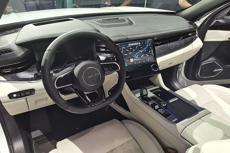 Nối liền với lưới tản nhiệt này là cụm đèn pha nằm ngang có 3 bóng LED bên trong. Đèn pha của mẫu SUV cỡ lớn này được áp dụng công nghệ Matrix LED với tính năng chiếu sáng theo góc đánh lái. Ngoài ra, đèn pha của xe còn có 4 chế độ chiếu sáng cho người lái tùy chọn.