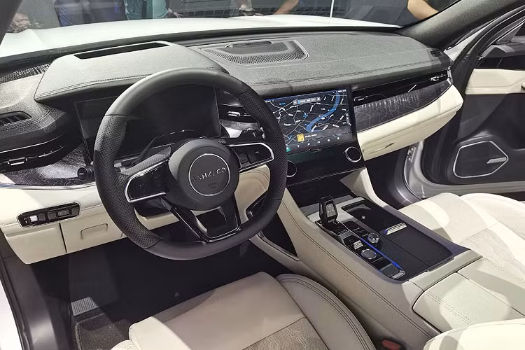 Nối liền với lưới tản nhiệt này là cụm đèn pha nằm ngang có 3 bóng LED bên trong. Đèn pha của mẫu SUV cỡ lớn này được áp dụng công nghệ Matrix LED với tính năng chiếu sáng theo góc đánh lái. Ngoài ra, đèn pha của xe còn có 4 chế độ chiếu sáng cho người lái tùy chọn.