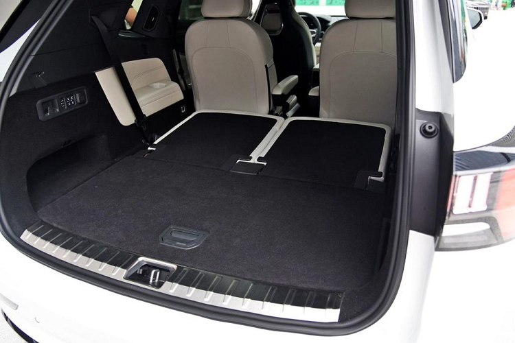 Khi mua Lynk &amp; Co 09, khách hàng có thể chọn 1 trong 3 màu nội thất là đen, trắng và nâu. Những trang bị nội thất đáng chú ý khác bao gồm cửa sổ trời toàn cảnh Panorama, hệ thống tỏa mùi hương trong xe, hệ thống đèn viền Ambient Light, ghế bọc da Monaco Nappa...