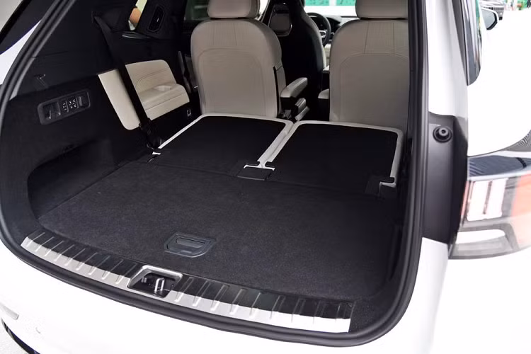 Khi mua Lynk &amp; Co 09, khách hàng có thể chọn 1 trong 3 màu nội thất là đen, trắng và nâu. Những trang bị nội thất đáng chú ý khác bao gồm cửa sổ trời toàn cảnh Panorama, hệ thống tỏa mùi hương trong xe, hệ thống đèn viền Ambient Light, ghế bọc da Monaco Nappa...