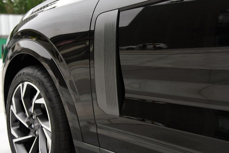 Nằm bên dưới nắp ca-pô của Lynk &amp; Co 09 là 3 tùy chọn động cơ khác nhau. Đầu tiên là hệ truyền động mild hybrid, bao gồm máy xăng tăng áp, dung tích 2.0L, hệ thống điện 48 V và hộp số tự động 8 cấp. Thứ hai là hệ truyền động plug-in hybrid với máy xăng tăng áp, dung tích 2.0L và hộp số tự động 8 cấp. Cuối cùng là hệ truyền động hybrid với máy xăng tăng áp, dung tích 2.0L.